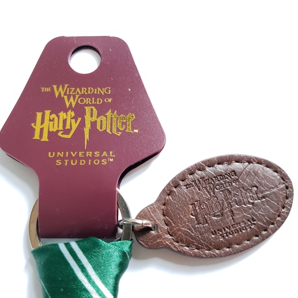 Universal Studios The Wizarding World Of Harry Potter Slytherin Tie Keychain NWT - Picture 8 of 8